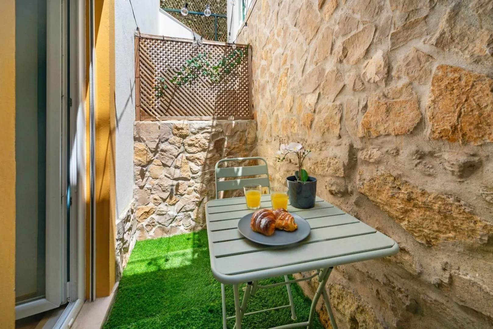 Apt With Private Terrace 250M To Largo Intendente Lisboa