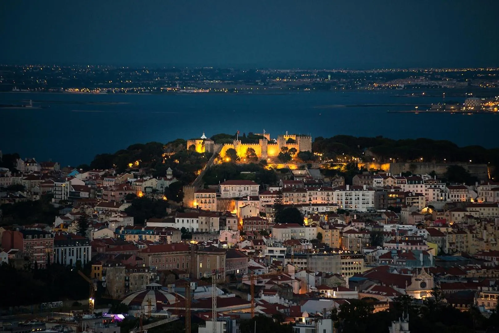 Apt With Private Terrace 250M To Largo Intendente Lisboa Portugal