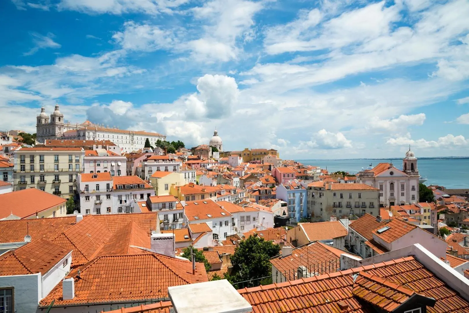 Apt With Private Terrace 250M To Largo Intendente Lisboa